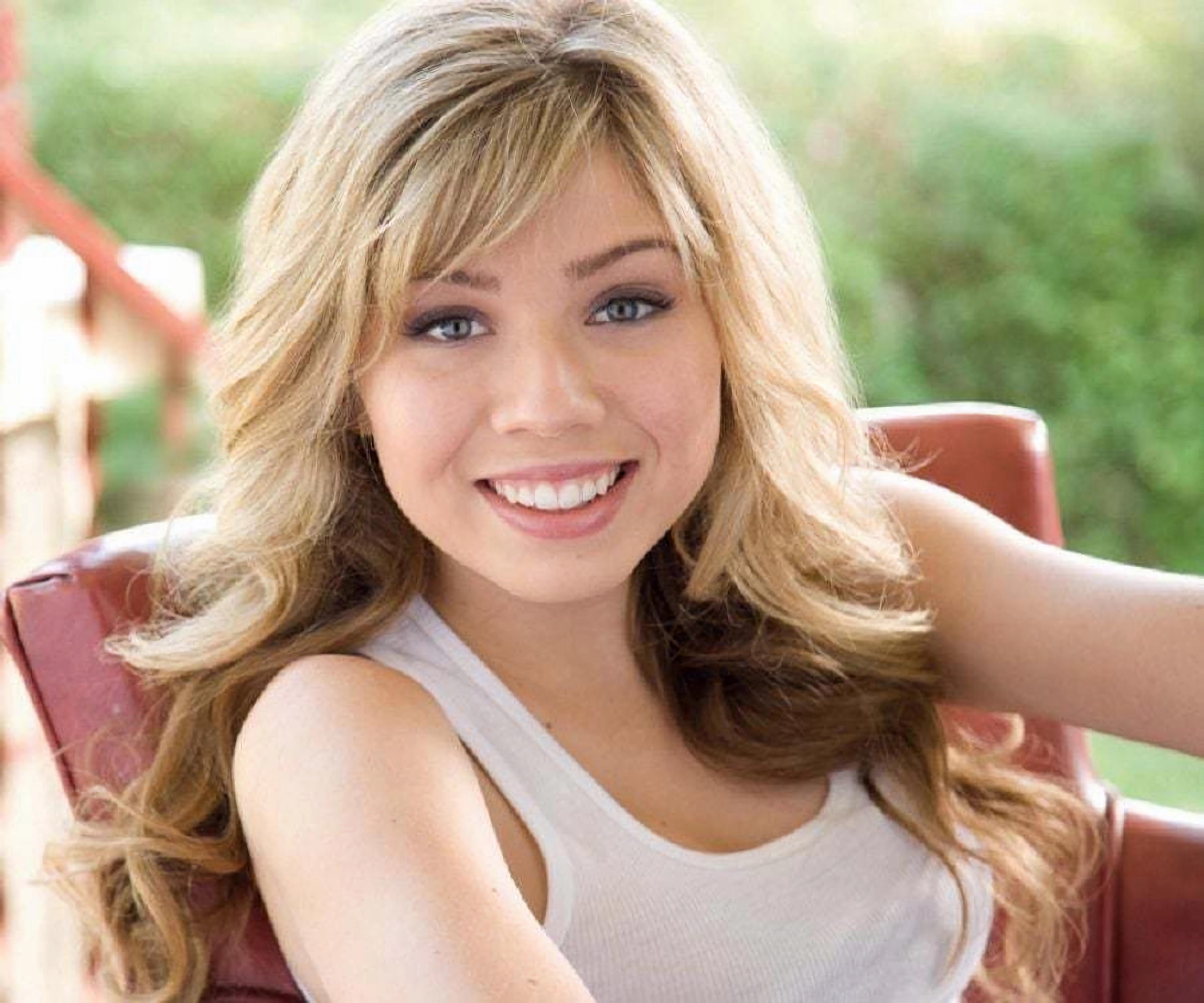 Jennette McCurdy (2012-Singing)